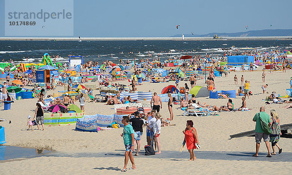 Überfüllter Strand  Badende und Sonnenanbeter in Swinoujscie  Woiwodschaft Westpommern  Polen  Europa