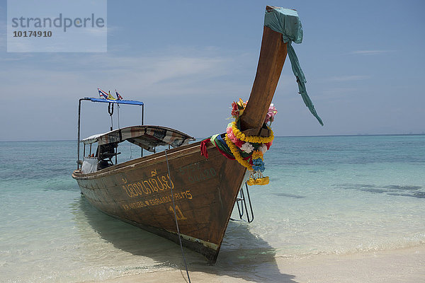 Traditionelles Longtail Boot am Strand von Bamboo Island  Phuket  Thailand  Asien