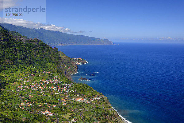 Nordküste mit dem Dorf Arco de Sao Jorge  Madeira  Portugal  Europa