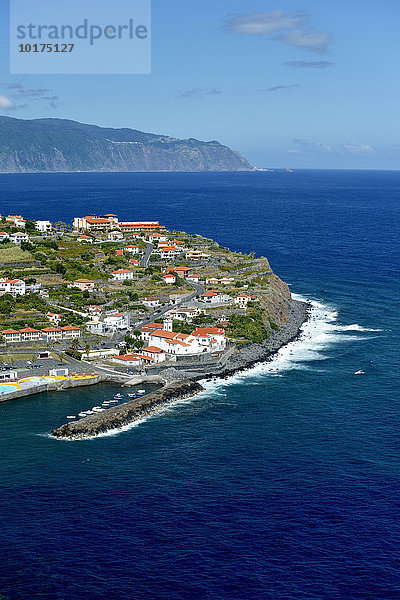 Ausblick auf den Ort mit Hafen  Nordküste  Ponta Delgada  Madeira  Portugal  Europa