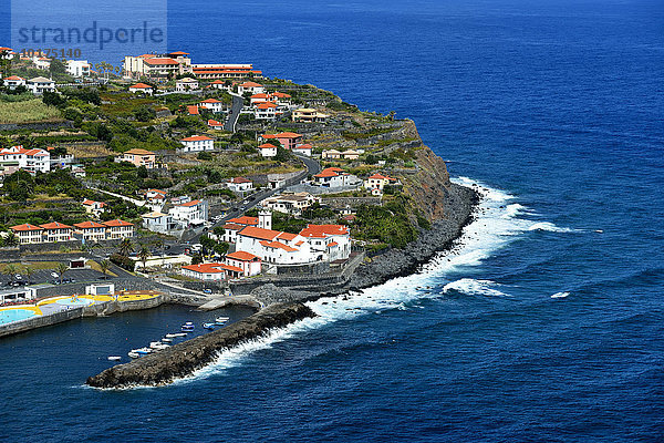 Ausblick auf den Ort mit Hafen  Nordküste  Ponta Delgada  Madeira  Portugal  Europa