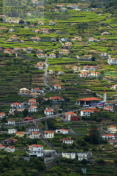 Ausblick auf das in den Hang gebaute Dorf  Corrida das Feiteiras  Madeira  Portugal  Europa