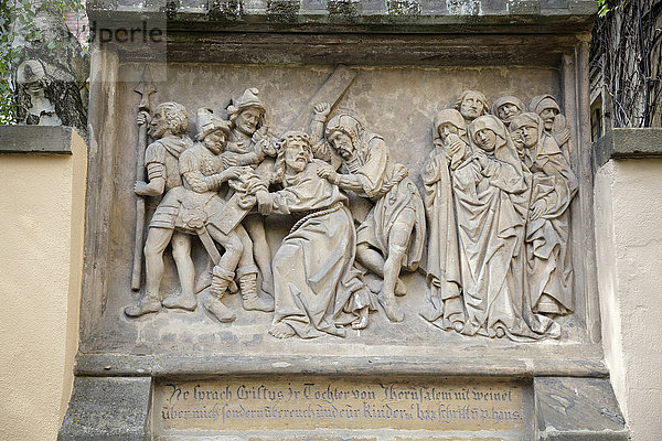 Stationen des Kreuzes  Bamberger Kreuzweg  von 1503  der älteste vollständig erhaltene Kreuzweg in Deutschland  hier Jesus begegnet den weinenden Frauen von Jerusalem  Bamberg  Bayern  Deutschland  Europa