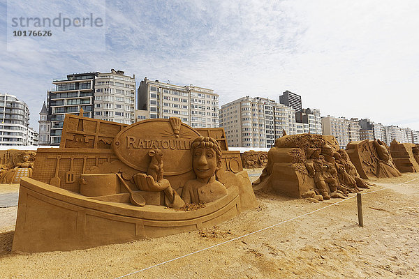 Figuren aus Sand  aus dem Walt Disney Film Ratatouille  Sandskulpturenfestival Frozen Summer Sun  Oostende  West-Flandern  Belgien  Europa