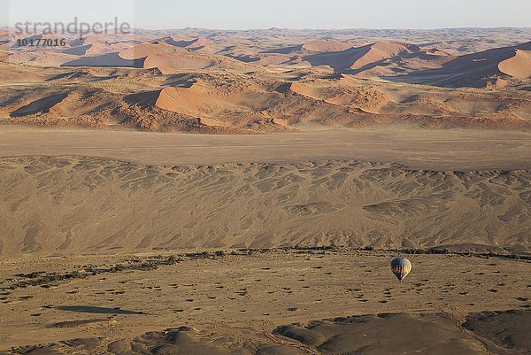 Heißluftballon über einem Trockengebiet und dem ausgetrockneten Flussbett des Tsauchab Trockenflusses am Rande der Namib-Wüste  Luftbild aus einem zweiten Ballon  Namib-Naukluft-Nationalpark  Namibia  Afrika