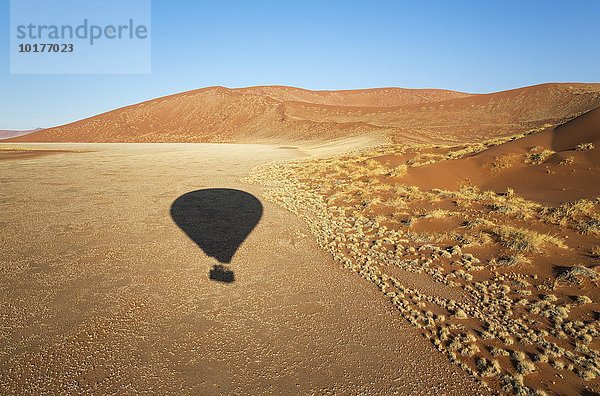 Schatten eines Heißluftballons in der Namib-Wüste  Luftbild aus dem Ballonkorb  Namib Naukluft-Nationalpark  Namibia  Afrika