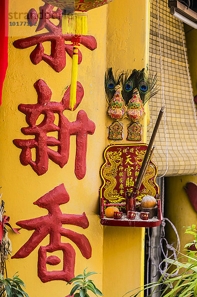 Chinesische Zeichen an einer Säule und Opfergabe im Ortsteil Kampung Dua  Malakka oder Melaka  Malaysia  Asien