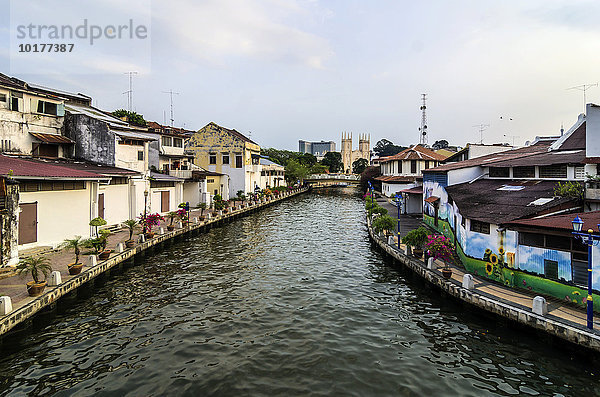 Bunt bemalte Häuserfronten am Malakka Fluss  Ortsteil Kampung Bakar Batu  Malakka oder Melaka  Malaysia  Asien