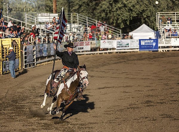 Cowgirl auf einem Pferd  mit der Flagge der Vereinigten Staaten  Fort Dalles  Oregon  USA  Nordamerika