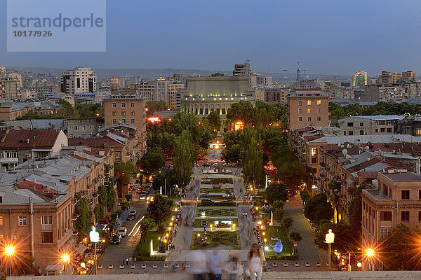 Ausblick von der Kaskade auf das nächtliche Jerewan  Armenien  Asien