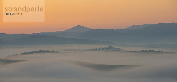 'Nebel Sonnenaufgang im Val d'Orcia  Toskana  Italien  Europa'