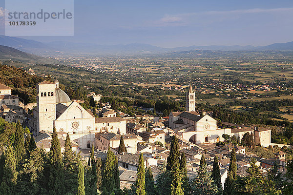 Ausblick über Assisi mit Dom von San Rufino und der Kirche Santa Chiara  Assisi  Provinz Perugia  Umbrien  Italien  Europa