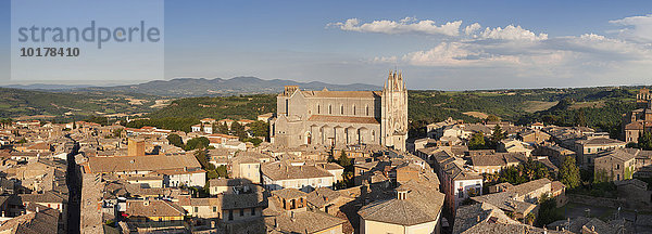 Ausblick über die Altstadt mit Santa Maria Dom  Orvieto  Umbrien  Italien  Europa