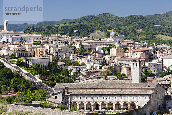 Stadtansicht mit Ponziano Kloster  Spoleto  Umbrien  Italien  Europa