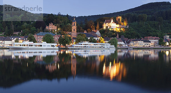 Mildenburg und Pfarrkirche St. Jakobus  Ausflugsschiffe auf dem Main  Miltenberg  Unterfranken  Bayern  Deutschland  Europa