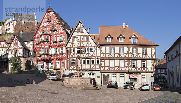 Marktplatz mit Marktbrunnen und Mildenburg  Miltenberg  Main  Unterfranken  Bayern  Deutschland  Europa