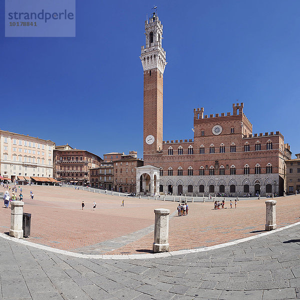 Piazza del Campo mit Rathaus Palazzo Pubblico und Torre del Mangia  UNESCO Weltkulturerbe  Siena  Toskana  Italien  Europa