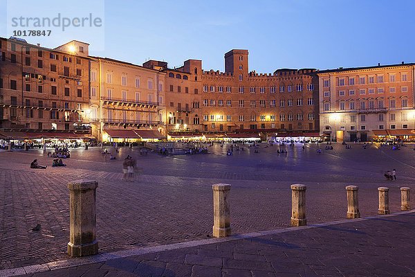 Piazza del Campo bei Dämmerung  UNESCO Weltkulturerbe  Siena  Toskana  Italien  Europa