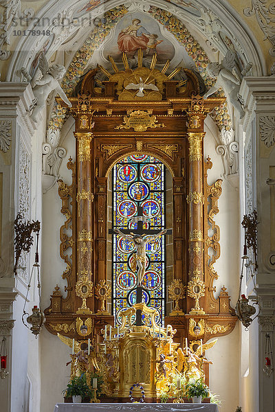Margaretenfenster und Hochaltar in Stiftskirche  Stift Ardagger  Mostviertel  Niederösterreich  Österreich  Europa