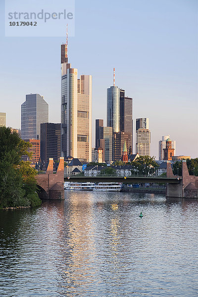 Alte Brücke über Main und Hochhäuser im Bankenviertel im Morgenlicht  rechts die Paulskirche  Frankfurt am Main  Hessen  Deutschland  Europa