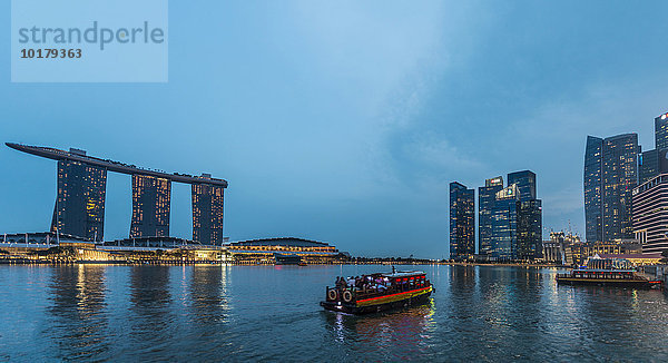 Boot auf dem Singapur River bei Dämmerung  hinten Marina Bay Sands Hotel und Finance District bei Dämmerung  Marina Bay  Singapur  Asien