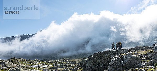 Silhouette dreier Wanderer vor Wolken  kleine Bergseen  Oberer Klaffersee  Klafferkessel  Greifenberg 2618m  Rohrmoos-Untertal  Schladminger Tauern  Alpen  Steiermark  Österreich  Europa