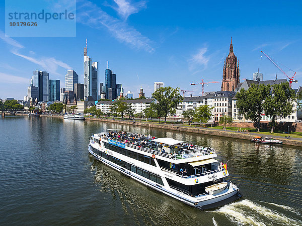 Ausblick auf den Main mit Ausflugsboot  den Dom und die Skyline von Frankfurt mit Bankenviertel  Frankfurt am Main  Hessen  Deutschland  Europa