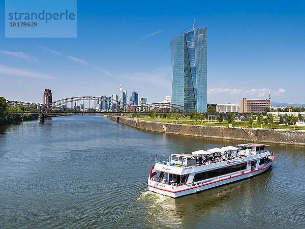 Ausblick auf die neue Europäische Zentralbank  EZB  mit Ausflugsboot  hinten die Skyline von Frankfurt  Frankfurt am Main  Hessen  Deutschland  Europa