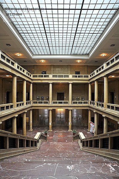 Eingangshalle mit Treppenhaus  Hochschule für Musik und Theater  München  Bayern  Deutschland  Europa