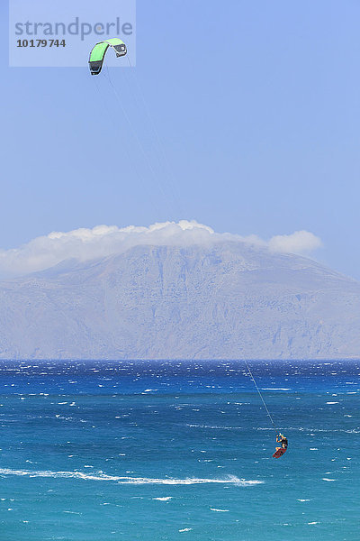 Kitesurfer im aquamarin blauen Wasser  Karpathos  Dodekanes  Südliche Ägäis  Griechenland  Europa