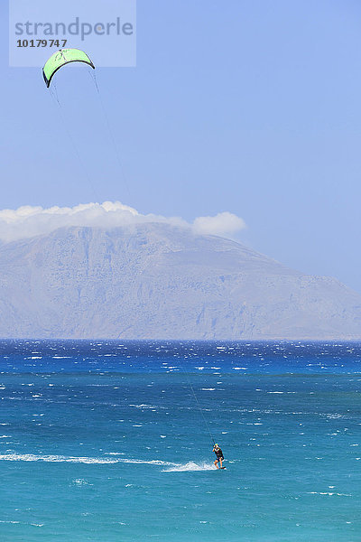 Kitesurfer im aquamarin blauen Wasser  Karpathos  Dodekanes  Südliche Ägäis  Griechenland  Europa