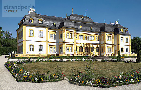 Das Schloss Veitshöchheim mit dem Rokokogarten  Veitshöchheim  Unterfranken  Bayern  Deutschland  Europa