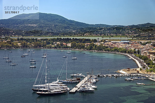 Jachthafen mit Segeljachten  Korfu Stadt  Kerkyra  Unesco Weltkulturerbe  Insel Korfu  Ionische Inseln  Griechenland  Europa