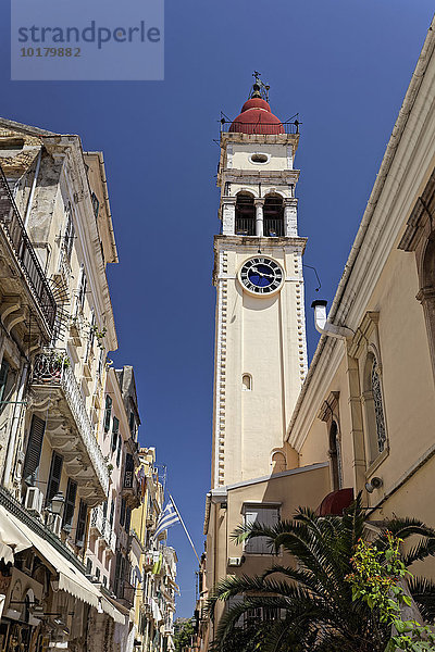 Enge Gasse mit Glockenturm der St. Spiridon Kirche  Altstadt  Korfu Stadt  Kerkyra  Unesco Weltkulturerbe  Insel Korfu  Ionische Inseln  Griechenland  Europa