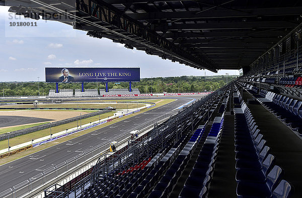 Transparent für den König an der Rennstrecke Chang International Circuit mit Tribüne  Buriram  Thailand  Asien
