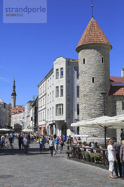 Viru-Tor mit Turm der Stadtmauer und des Rathaus  Tallinn  Estland  Europa