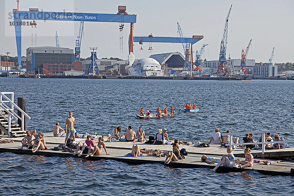 Sonnenbad auf einem Steg an der Kieler Förde  Kiel  Schleswig-Holstein  Deutschland  Europa