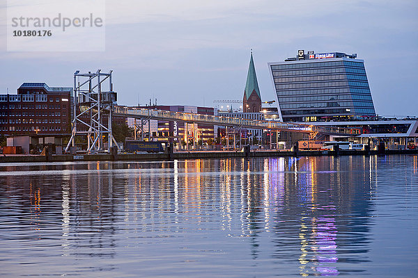 Stadtansicht mit Kieler Förde  Nikolaikirche und Gebäude der Stena Line bei Dämmerung  Kiel  Schleswig-Holstein  Deutschland  Europa