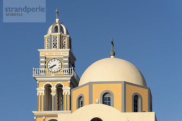 Dome und Kirchturm der katholischen Kathedrale von St. John the Baptist  Fira  Santorin  Griechenland  Europa