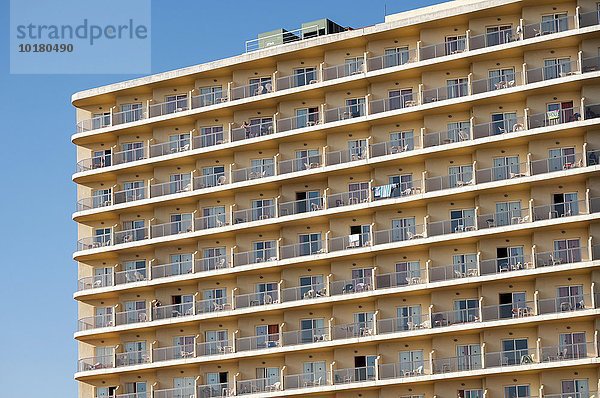 Balkone an der Fassade eines großen Hotelkomplexes in Torremolinos  Costa del Sol  Spanien  Europa