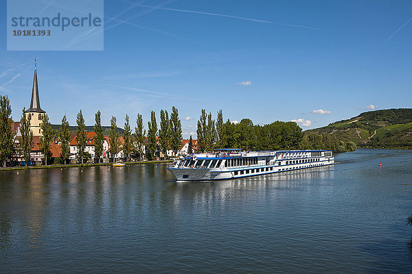 Kreuzfahrtschiff auf dem Main  bei Lohr am Main  Franken  Bayern  Deutschland  Europa