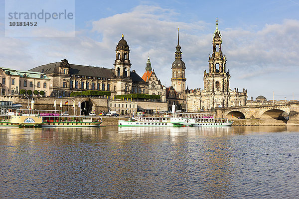 Kreuzfahrtschiff auf der Elbe vor der Skyline von Dresden mit Kathedrale  Brühlsche Terrasse und Kunstakademie  Sachsen  Deutschland  Europa