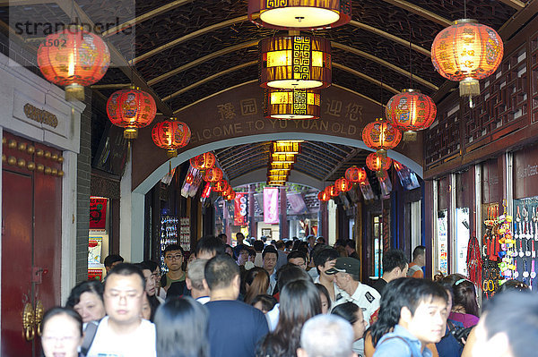 Menschen in Passage der Yu Yuan Old Street  Shanghai  China  Asien