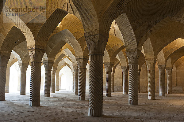 Verzierte Säulen in der Gebetshalle der Wakil Moschee  auch Vakil-Moschee oder Masjid-e Vakil  Schiras oder Shiraz  Iran