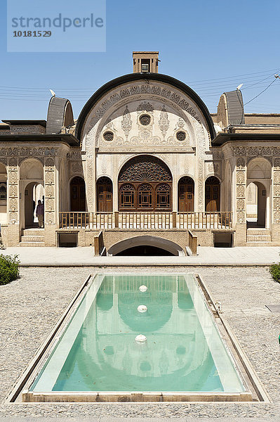 Garten des  Portal mit Wasserbecken oder Houz  historisches Bürgerhaus Chane-ye Tabatabayi  Kaschan  Provinz Isfahan  Iran