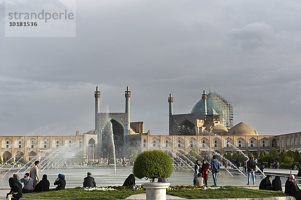 Iraner auf dem Maidan-Platz  auch Meidan-e Emam  mit Springbrunnen  Königsmoschee mit Arkaden  hintenImam-Moschee  Isfahan  Iran