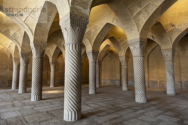 Verzierte Säulen in der Gebetshalle  Wakil Moschee  auch Vakil-Moschee oder Masjid-e Vakil  Schiras oder Shiraz  Iran