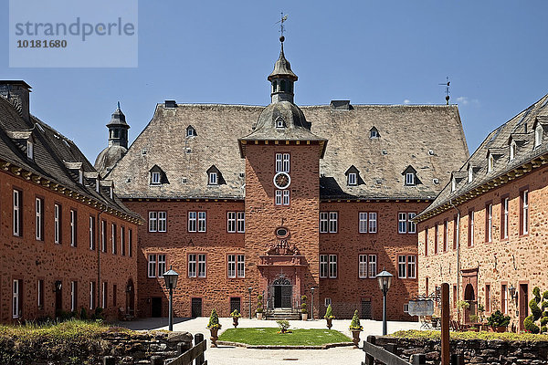 Schloss Adolfsburg  auch Adolphsburg  Kirchhundem  Sauerland  Nordrhein-Westfalen  Deutschland  Europa