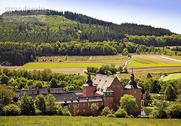 Schloss Adolfsburg  auch Adolphsburg  Kirchhundem  Sauerland  Nordrhein-Westfalen  Deutschland  Europa