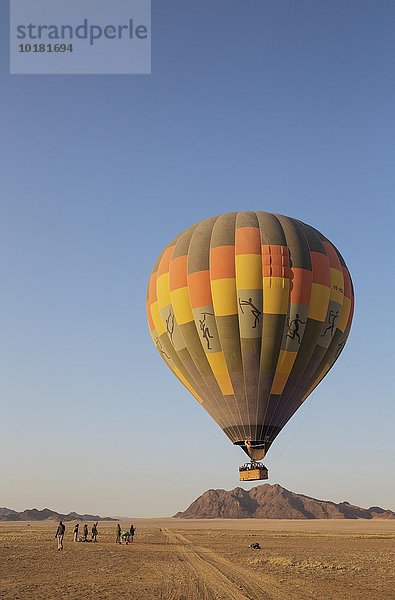 Heißluftballon beim Abheben am frühen Morgen  Namib-Wüste  Kulala Wilderness Reserve  Namibia  Afrika